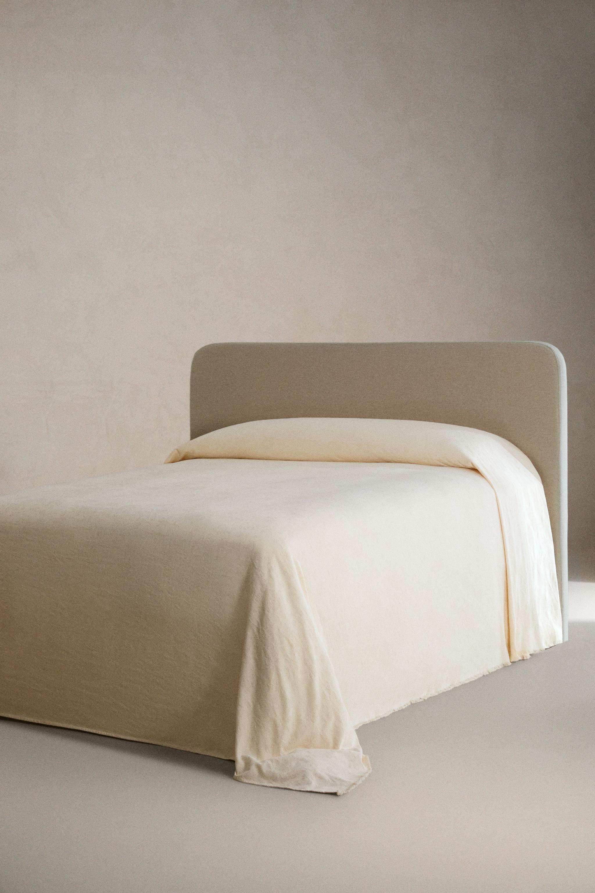 FLORAL JACQUARD BEDSPREAD